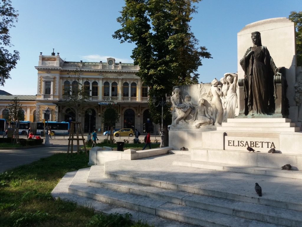 Terst,památník císařovny Sissi před budovou vlakového nádraží