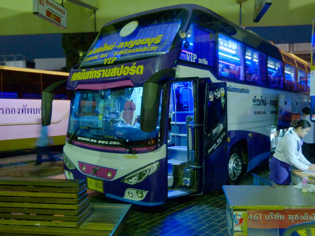 Kanchanaburi,noční VIP bus do Chiang Mai