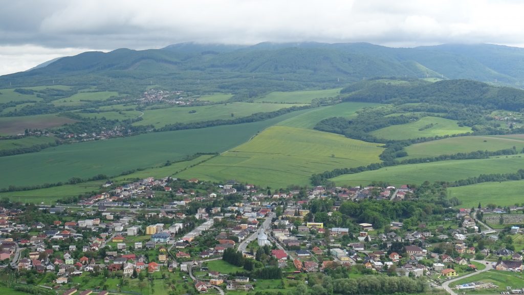 výhled z Kapušianskeho hradu na Kapušany a Slanské vrchy