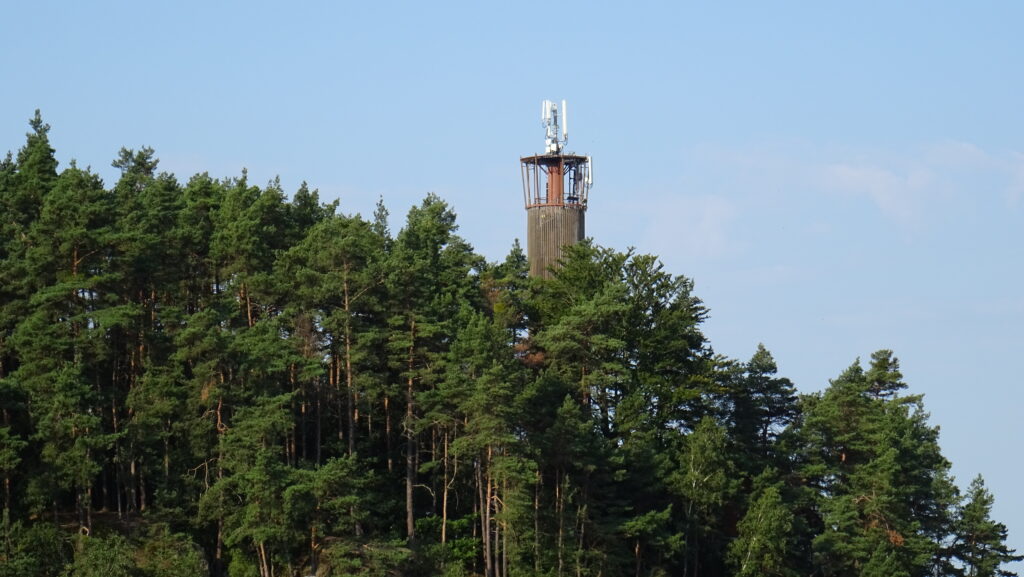 výhled ze skalní věže Samuelova sluj na rozhlednu Na Stráži