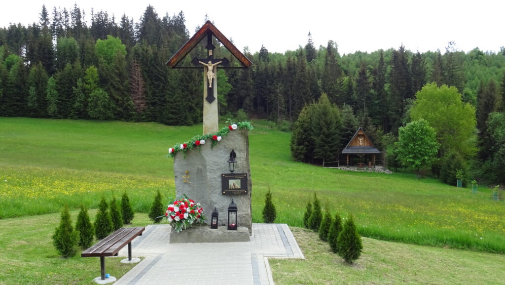 Trojmezí. křížek a kaplička na polské straně