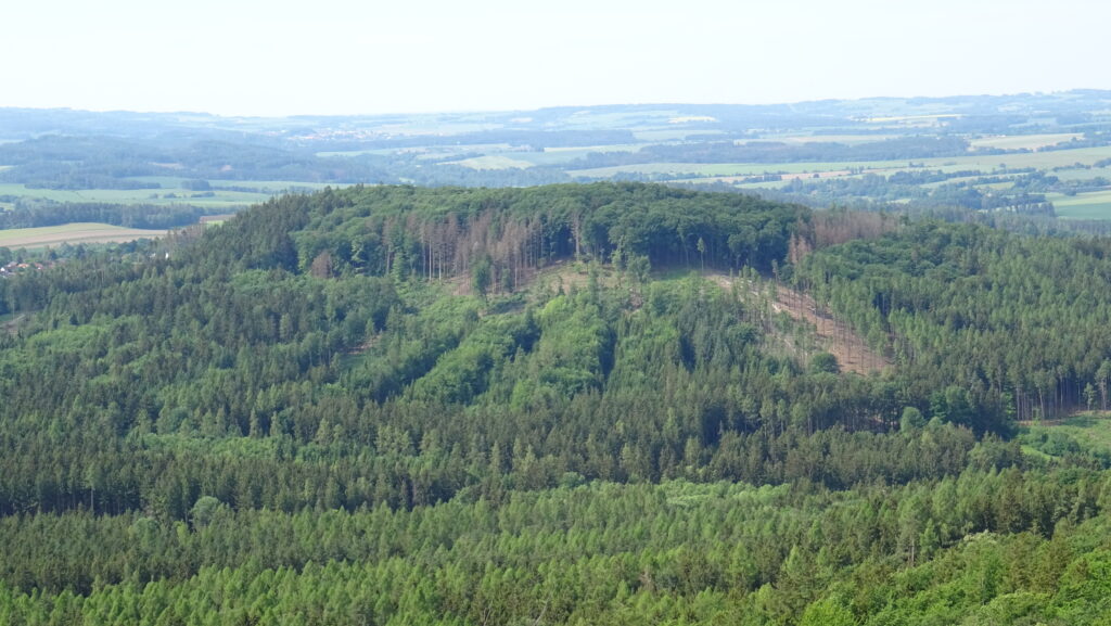 Velký Blaník (638m),výhled z rozhledny na Malý Blaník