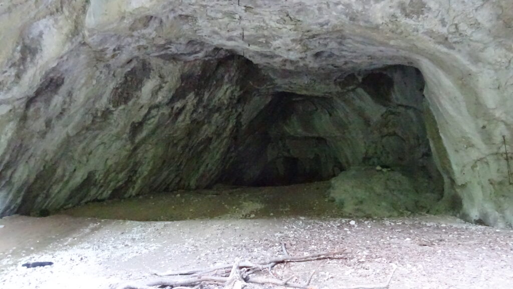 Dolný Harmanec, Dekrétova jaskyňa