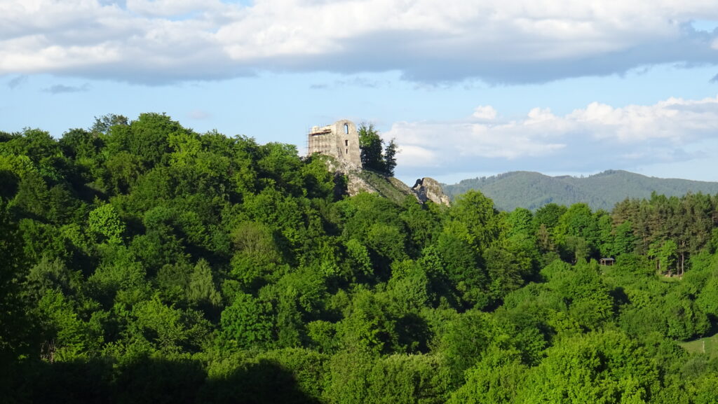 Za hradom rozc., výhled na Hanigovský hrad